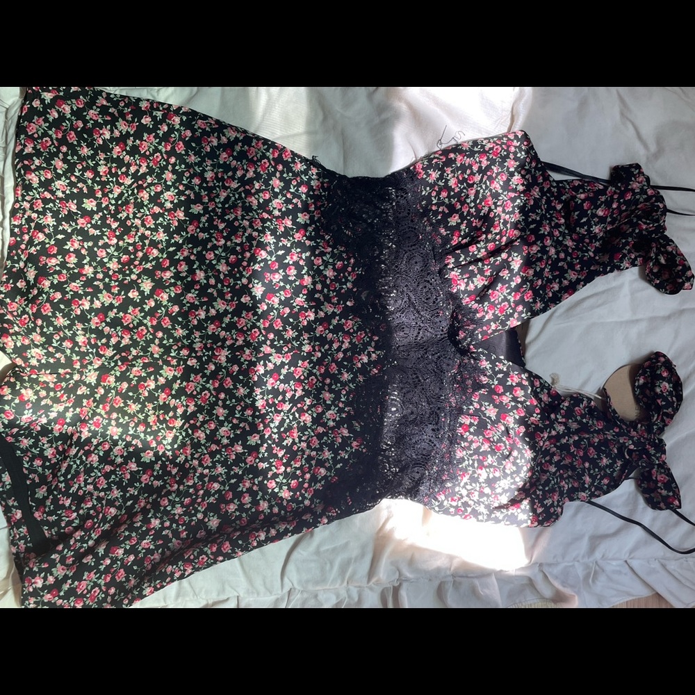 the prettiest floral romper - Picture 2 of 3